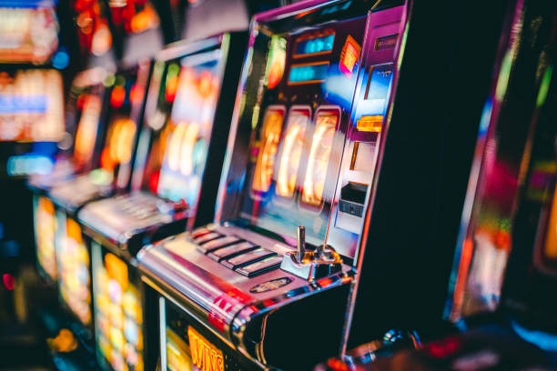 Live-dealer table rankings showing active player counts for Blackjack, Roulette, and Baccarat tables